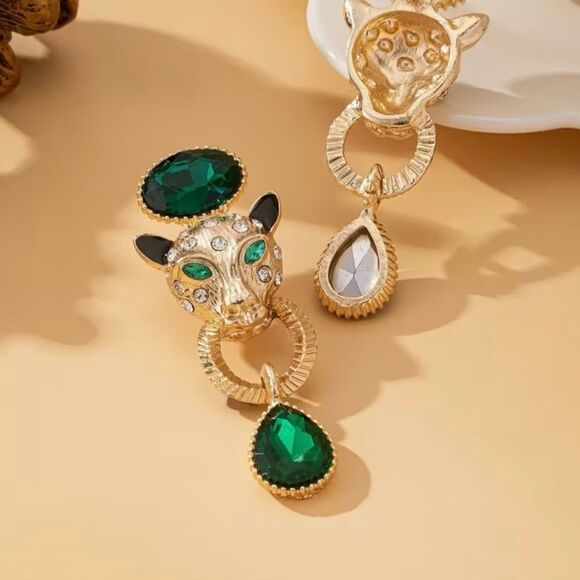 💚 NEW Elegant Gold and Green Panther Earrings 💚 - Picture 4 of 6